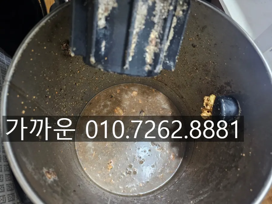 배수통에 쌓여 있던 기름때