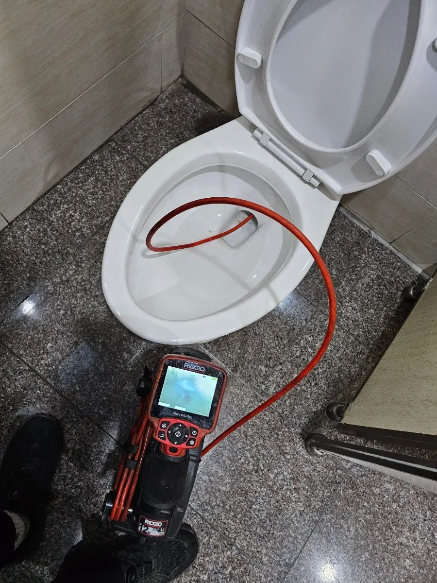 내시경 카메라로 변기 내부의 이물질 위치 확인