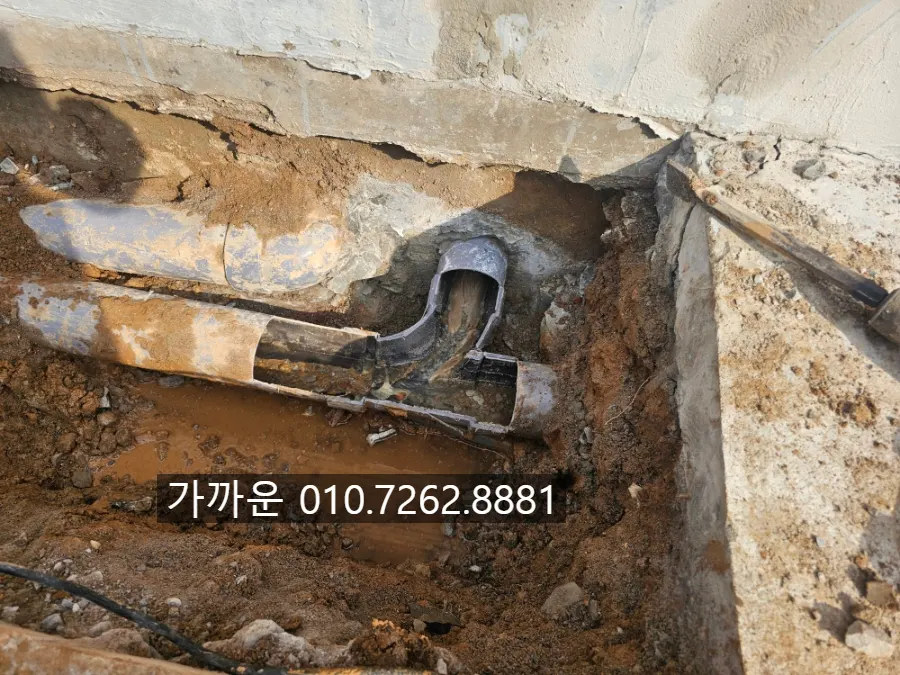 탐지로 위치를 특정한 뒤 굴착 — 문제의 매설 배관 노출