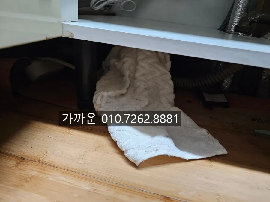 누수로 이미 들뜨기 시작한 마루
