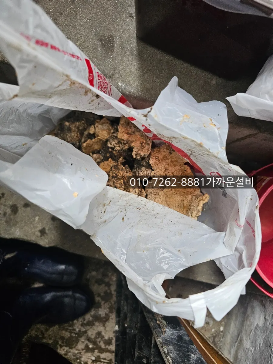 모터에서 꺼낸 기름 덩어리와 이물질