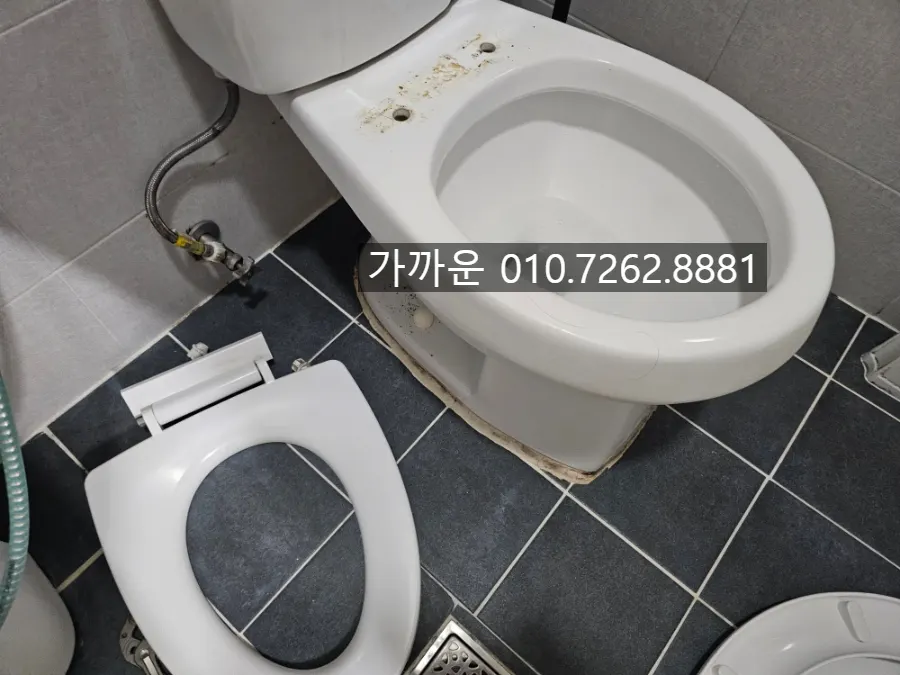 파손된 기존 시트 — 커버·시트는 일체형이라 함께 교체