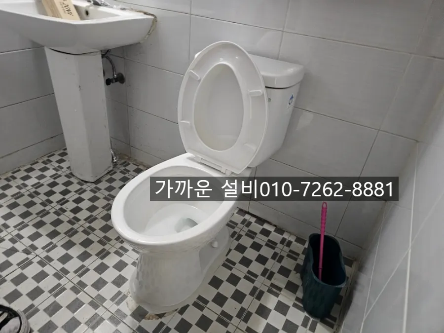 교체 완료된 새 변기