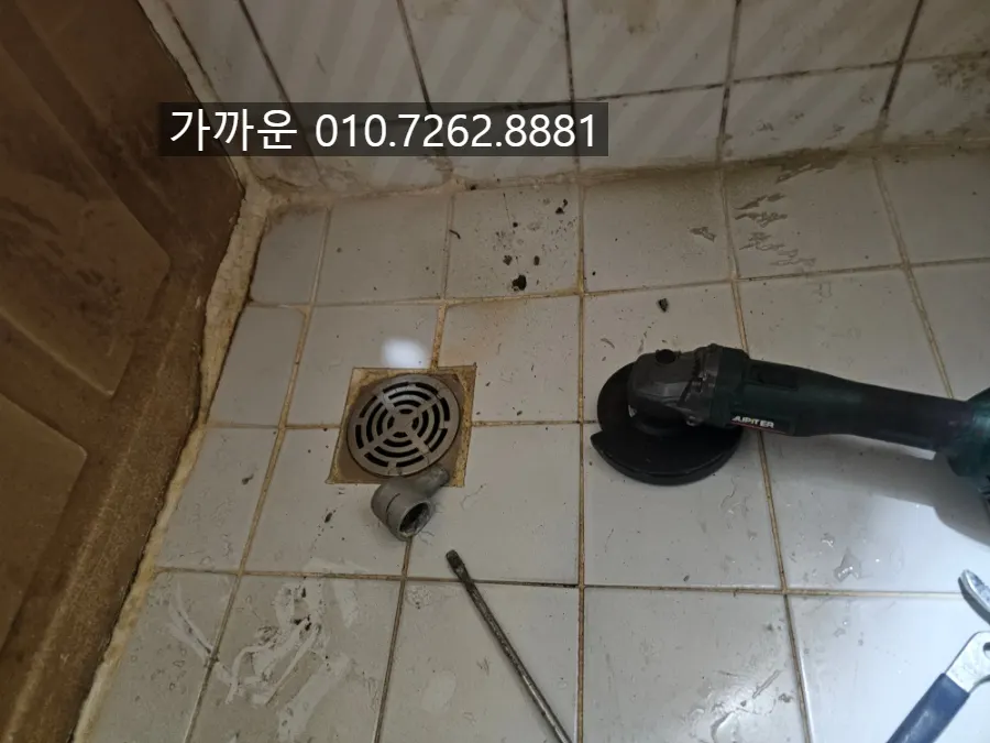 쩔어붙은 기존 폽업 — 그라인더로 주변 손상 없이 해체