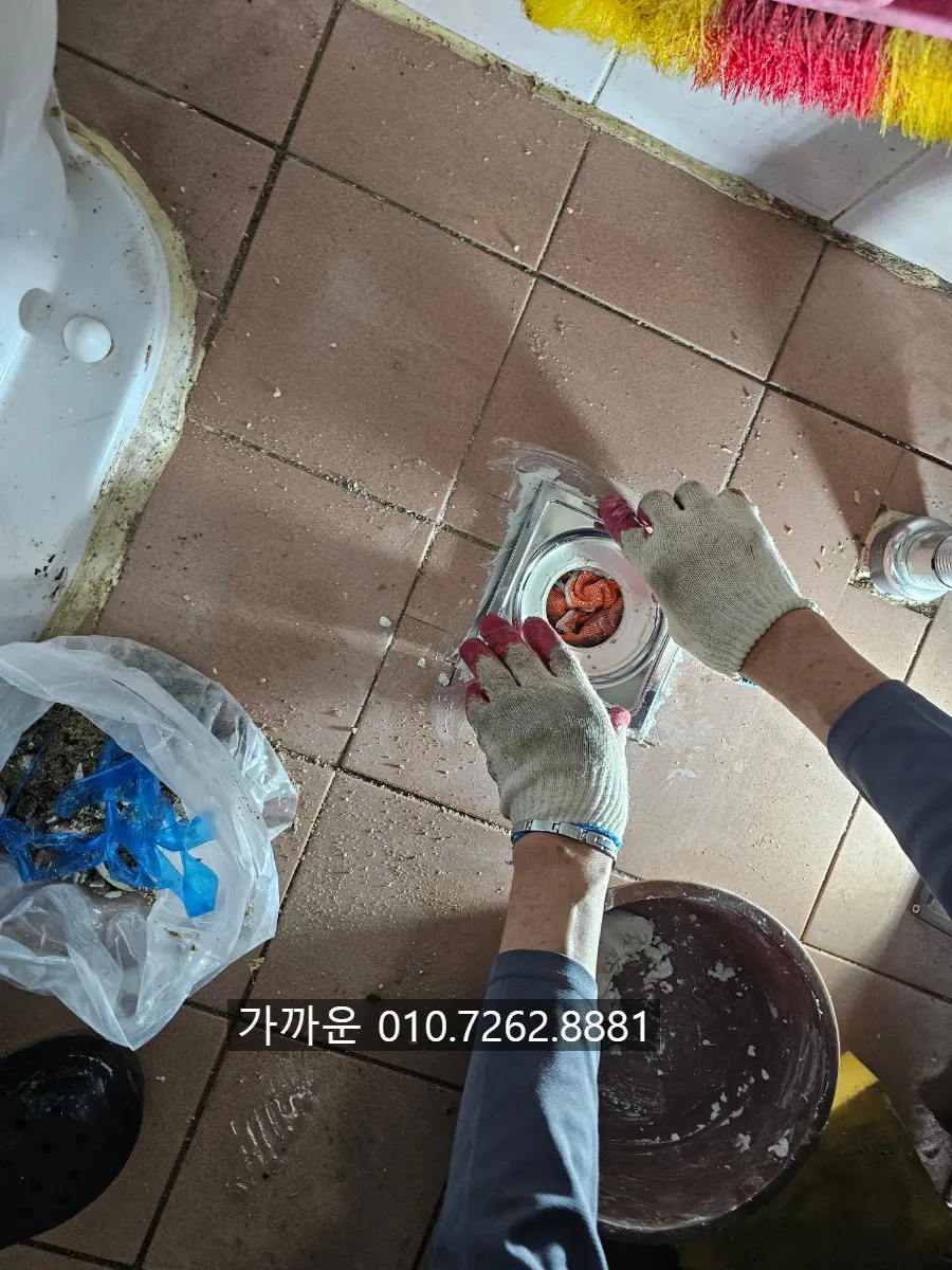 배수구 속에 꽉 차 있던 이물질 제거