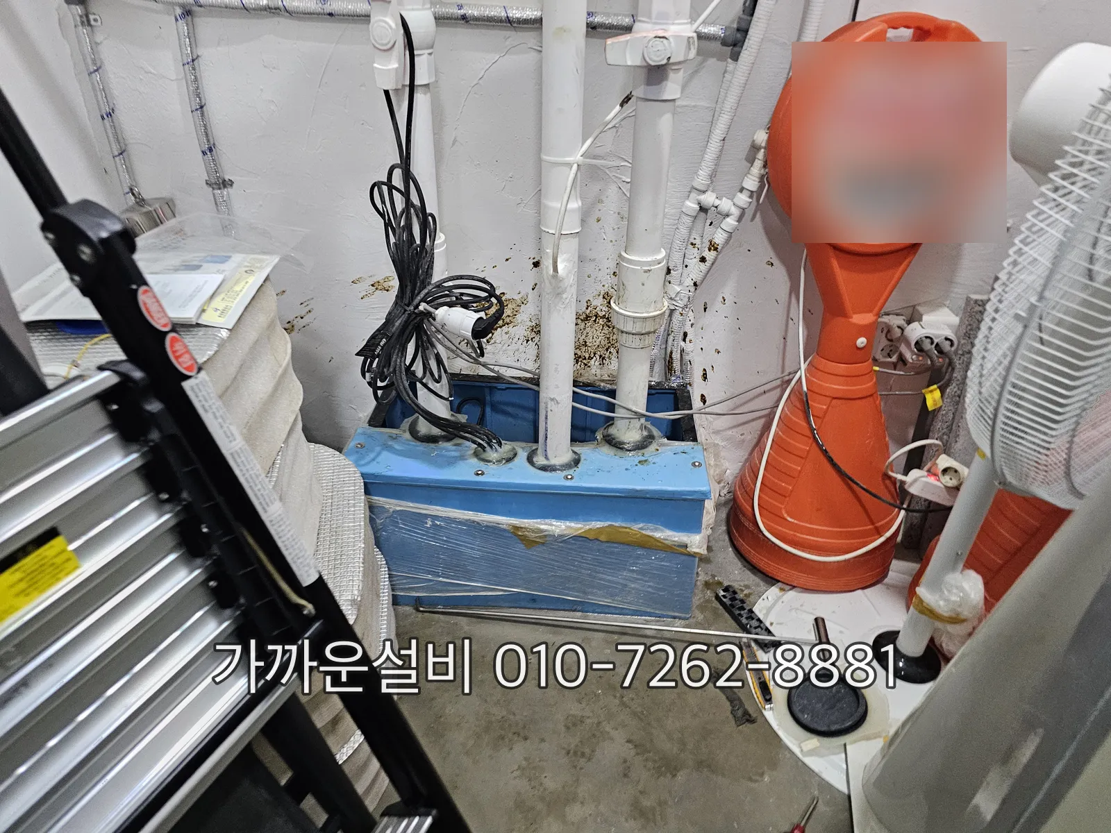 건물 기계실에서 급수 배관이 밸브를 거쳐 세대별로 갈라지는 모습